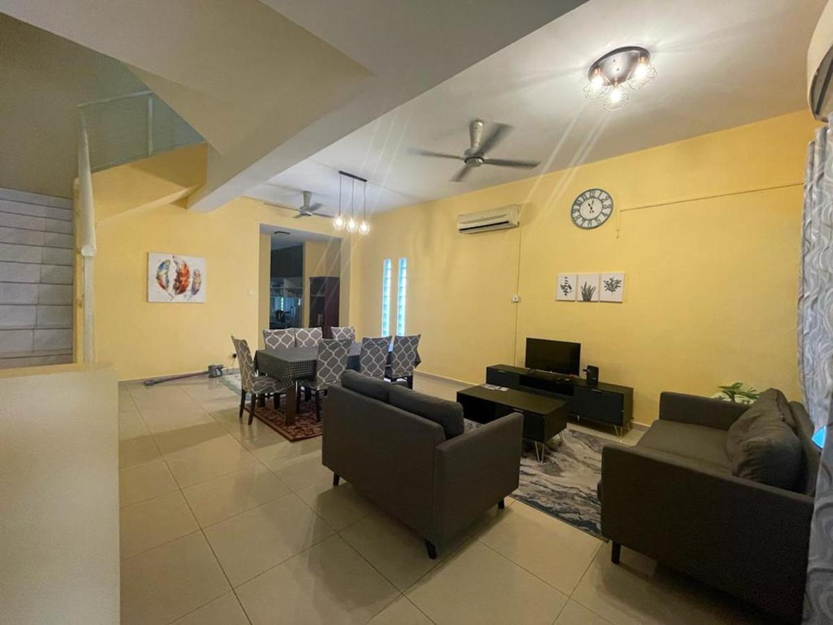 Raudhah, Taman Gombak Ria Holiday home *